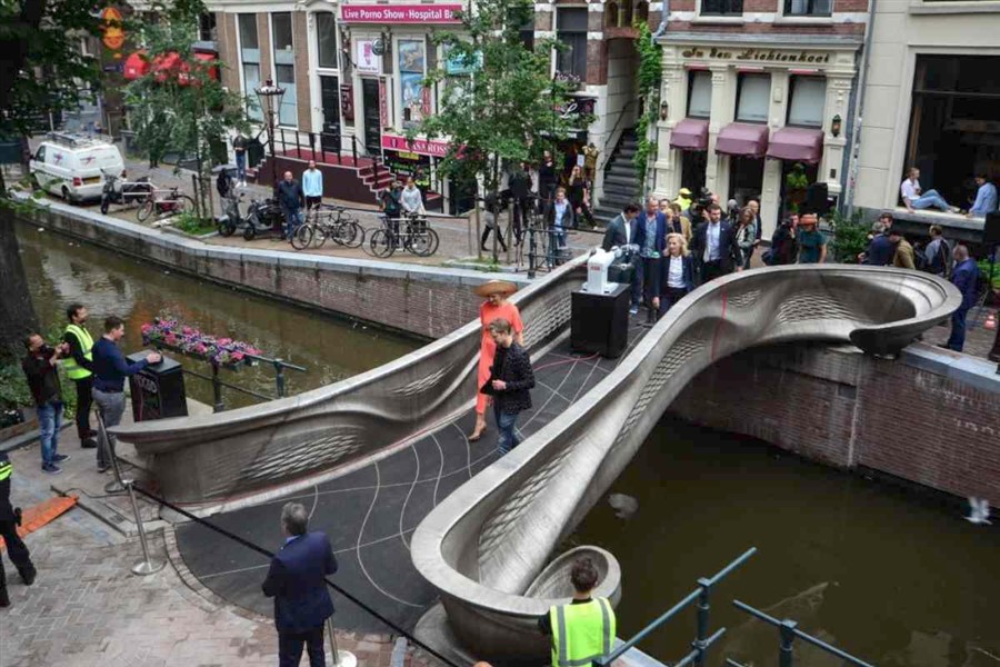 Bericht 's Werelds eerste 3d-geprinte stalen brug ligt nu in Amsterdam bekijken
